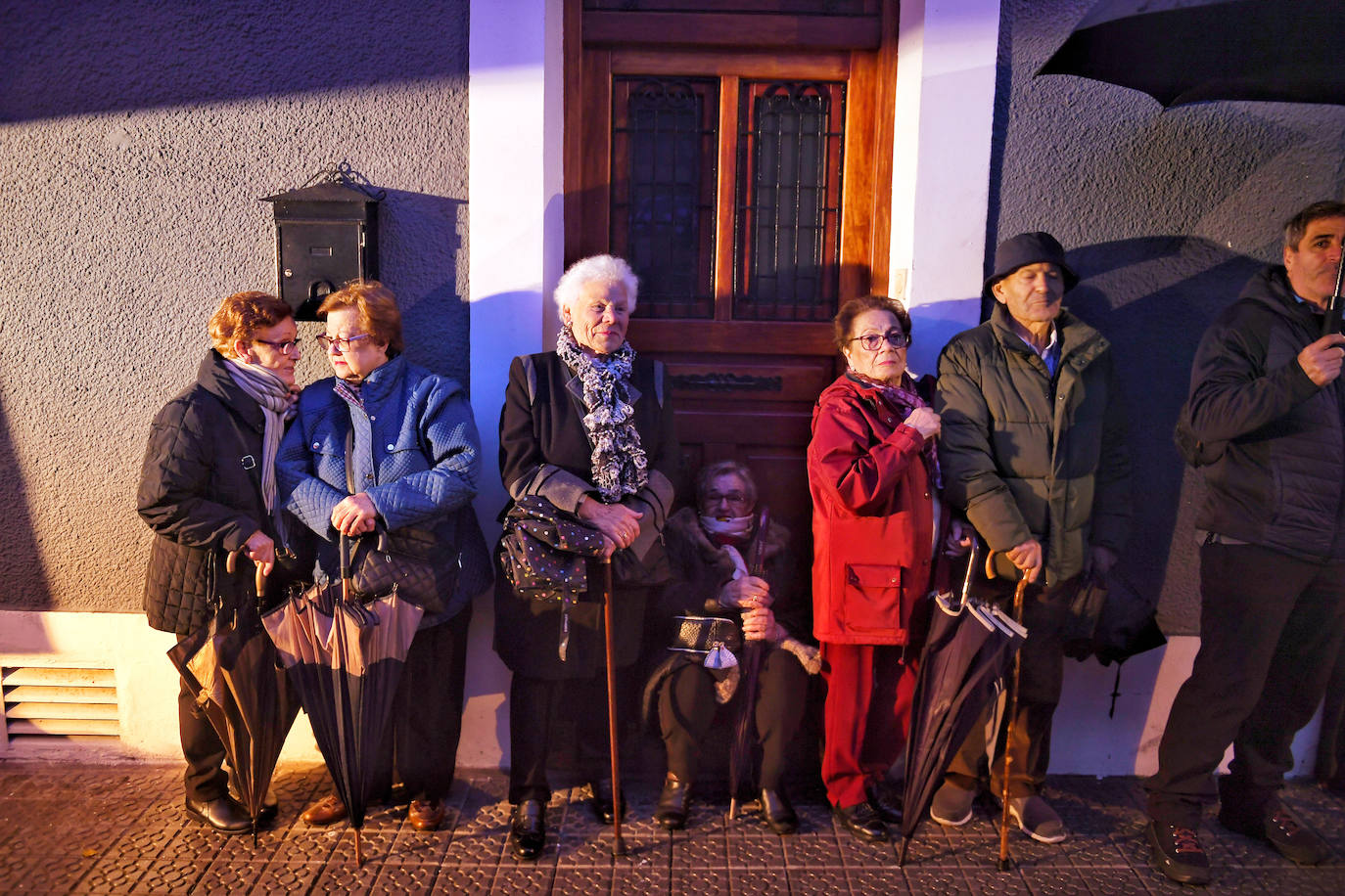 Fotos: Cientos de personas celebran junto a Vitori la victoria frente a los okupas en Repélega