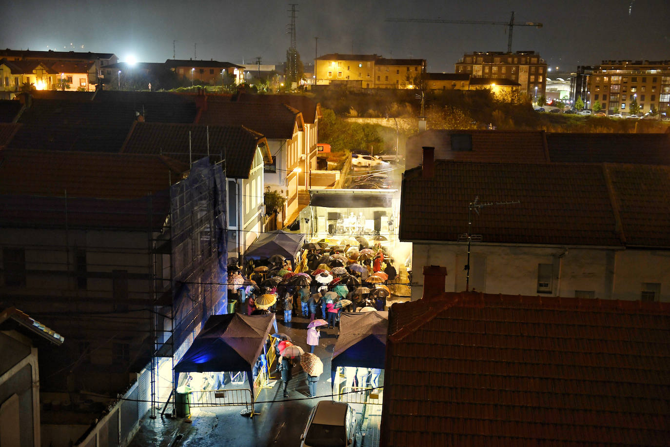 Fotos: Cientos de personas celebran junto a Vitori la victoria frente a los okupas en Repélega