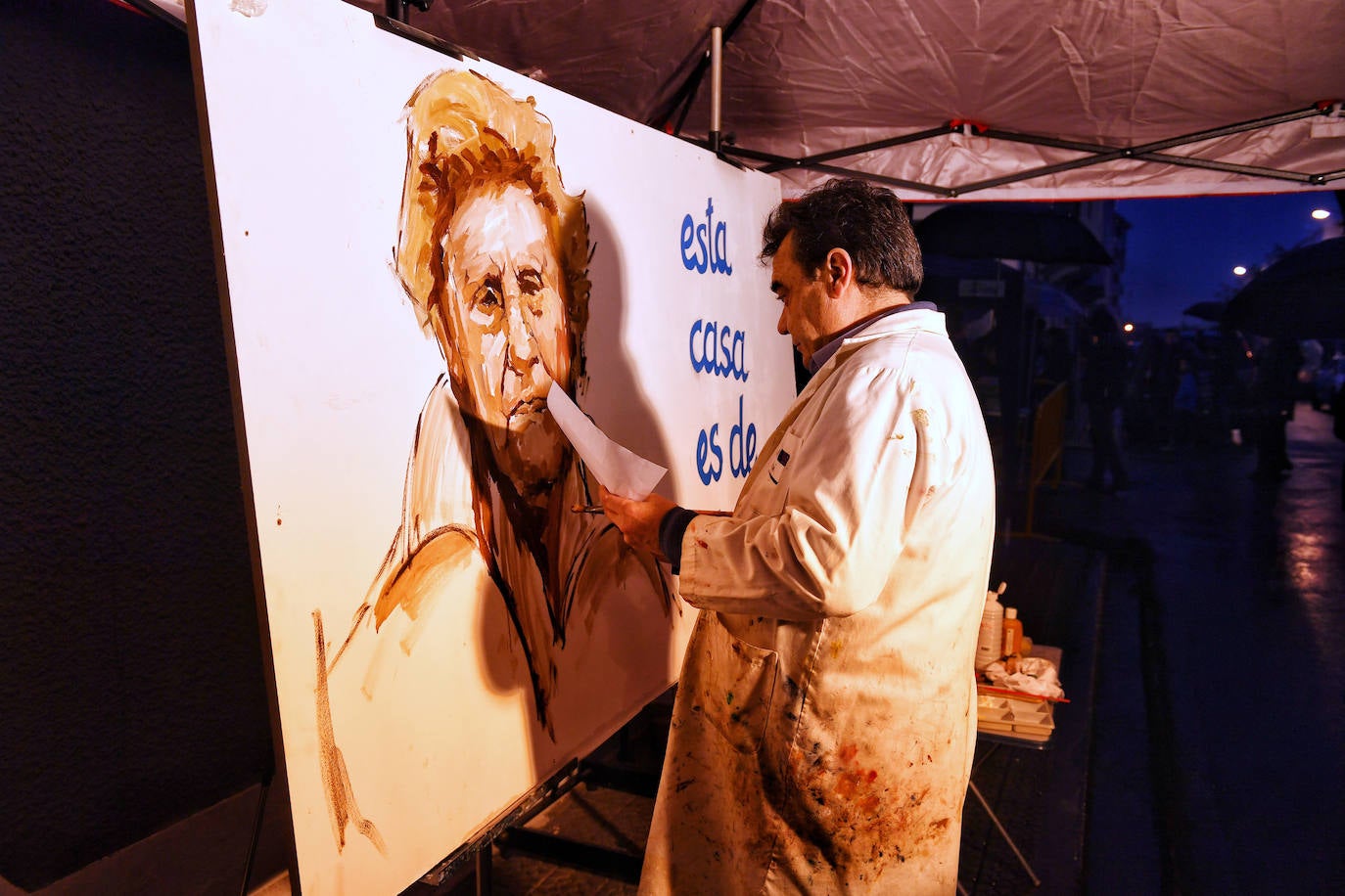 Fotos: Cientos de personas celebran junto a Vitori la victoria frente a los okupas en Repélega