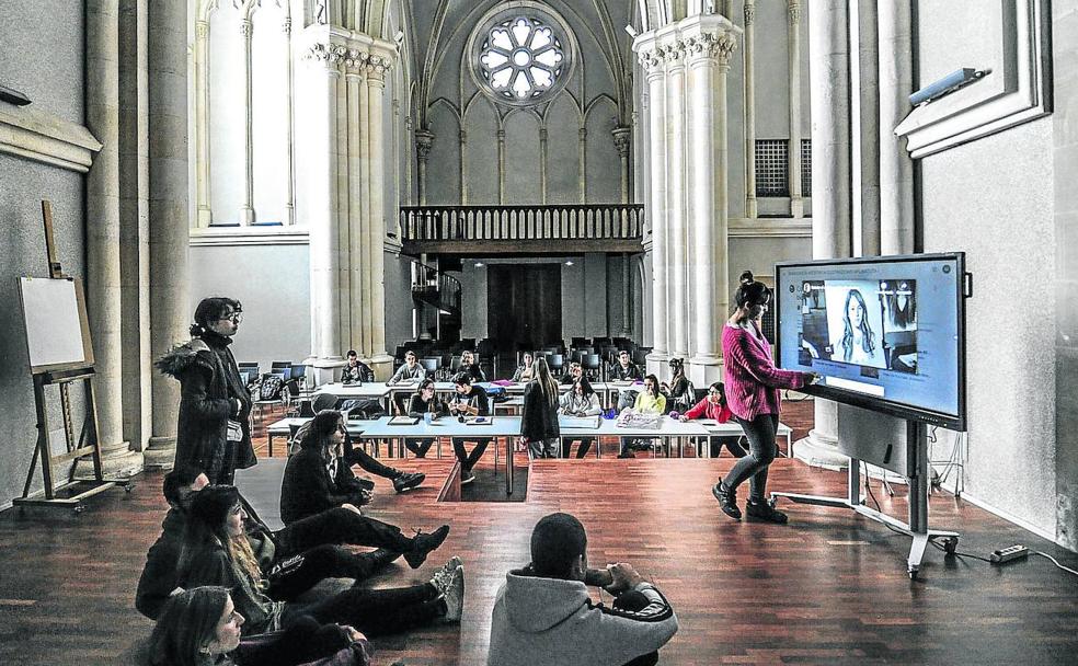 La imponente iglesia, iluminada por su fantástico rosetón, sirve de sala de usos múltiples, aunque carece de acceso independiente.