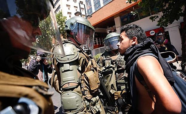 Policías resguardan el edificio Costanera Center en Santiago (Chile). 