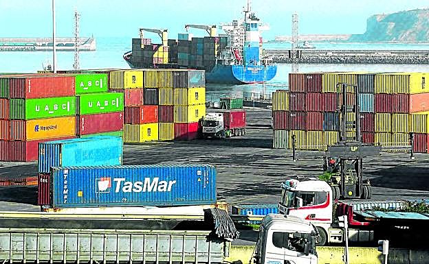 Zona de almacenamiento de contenedores sobre los terrenos ganados al mar dentro de las obras de ampliación exterior del Puerto de Bilbao. 