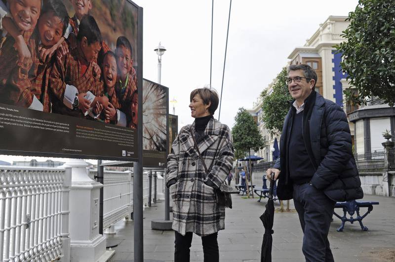 Patxi López y su mujer, Begoña Gil, pasean por Portugalete en esta jornada de reflexión. 