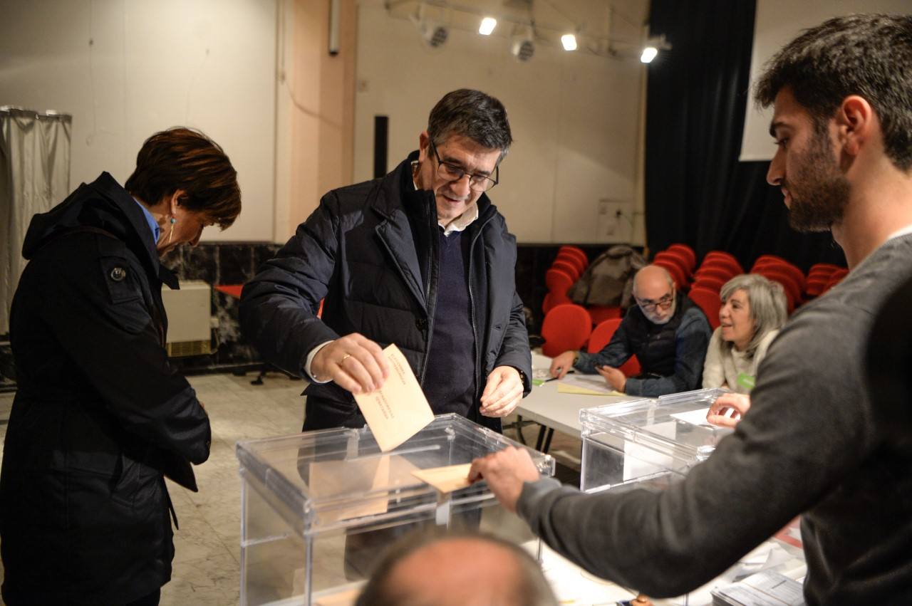 El exlehendakari Patxi López depositando su voto en Portugalete.
