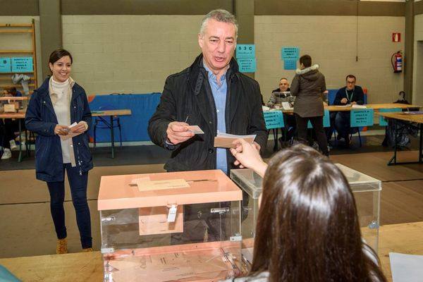 El Lehendakari Iñigo Urkullu vota en Durango.
