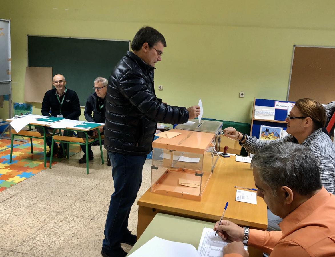 Juan Mari Aburto, alcalde de Biblao, en el colegio que le corresponde en Deusto.
