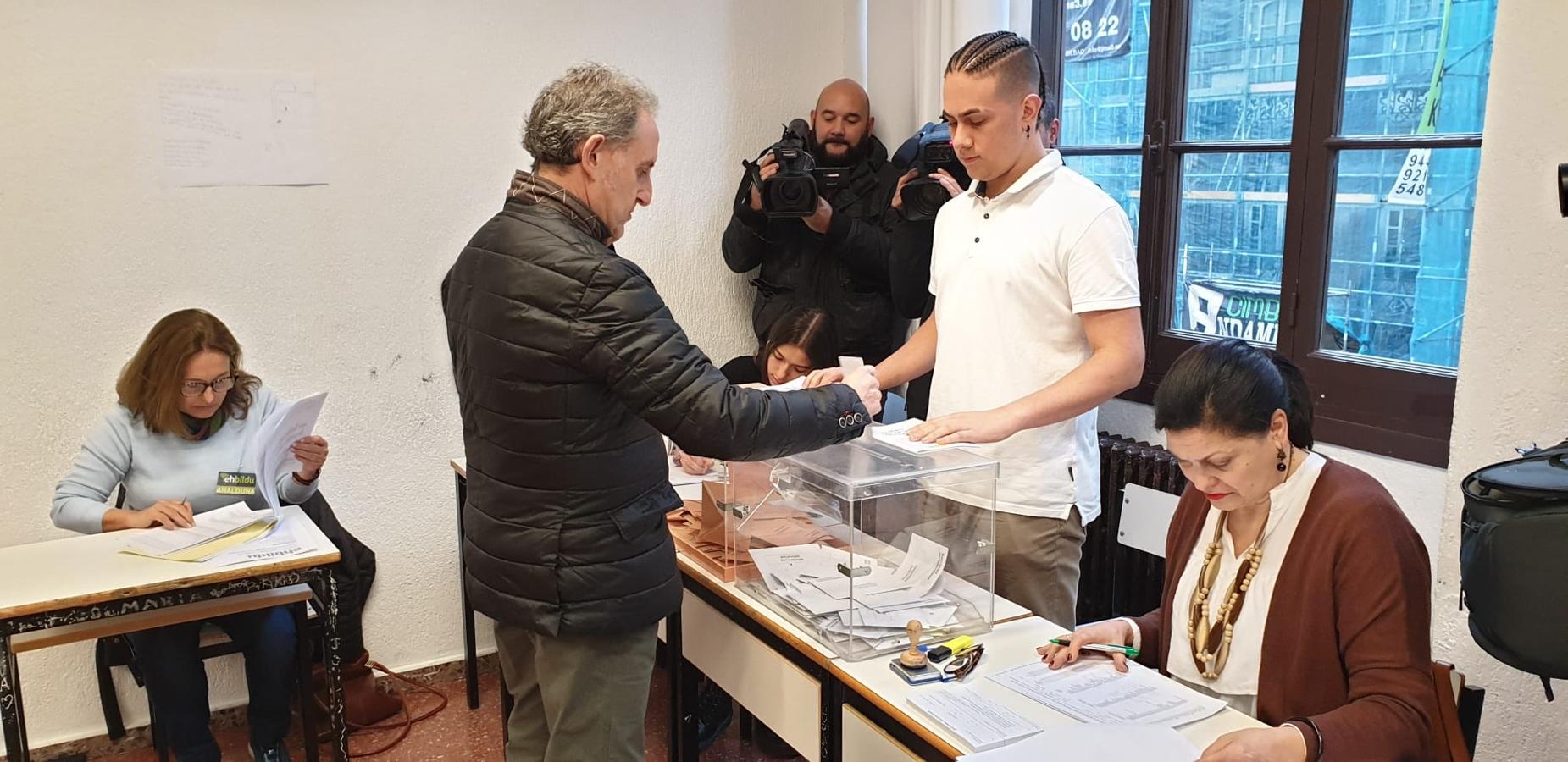 El teniente de alcalde de Bilbao, Alfonso Gil vota en Bilbao.