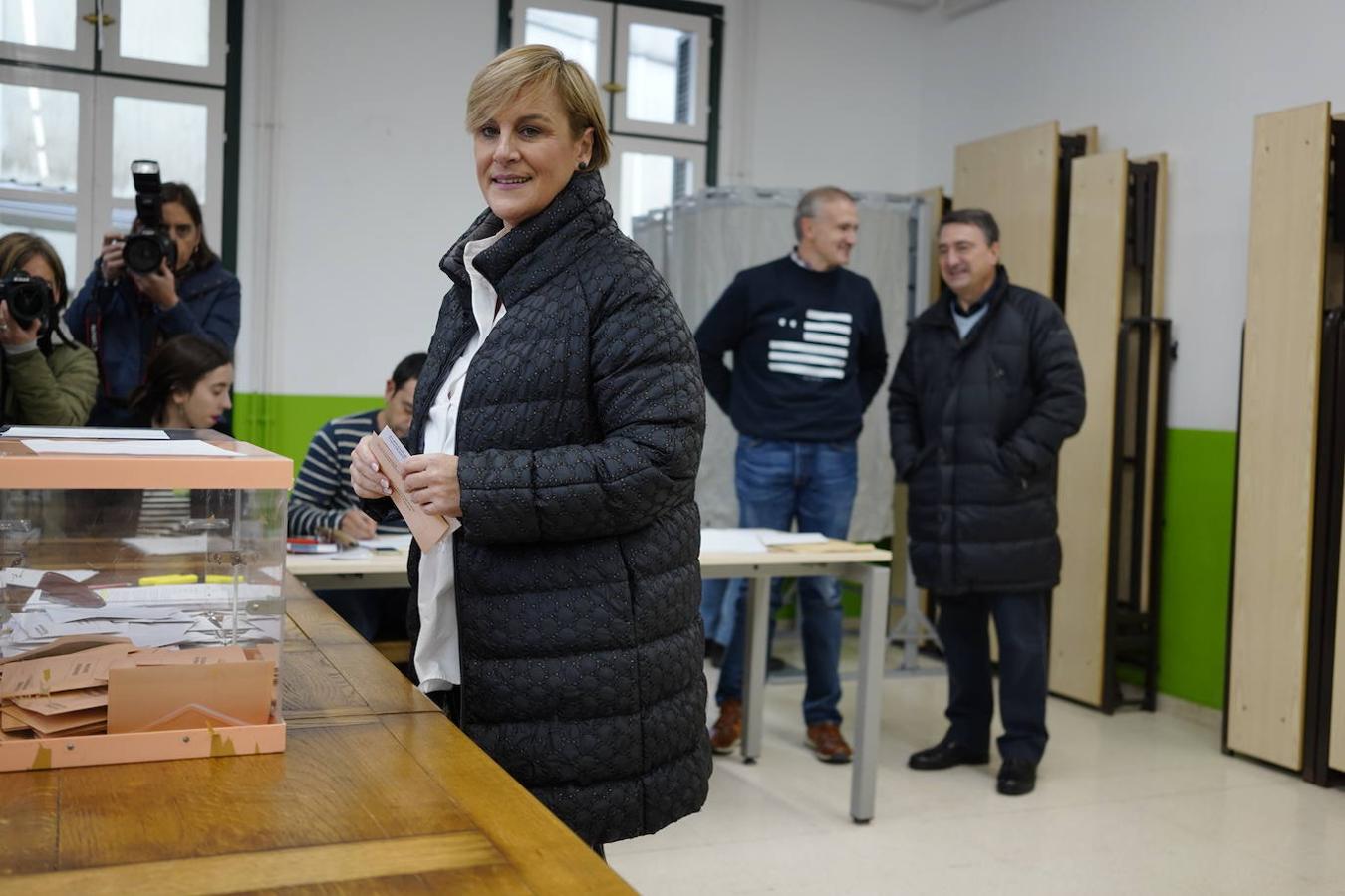 Itxaso Atutxa, presidenta del Bizkai Buru Batzar ejerce su derecho a voto en Zeberio.