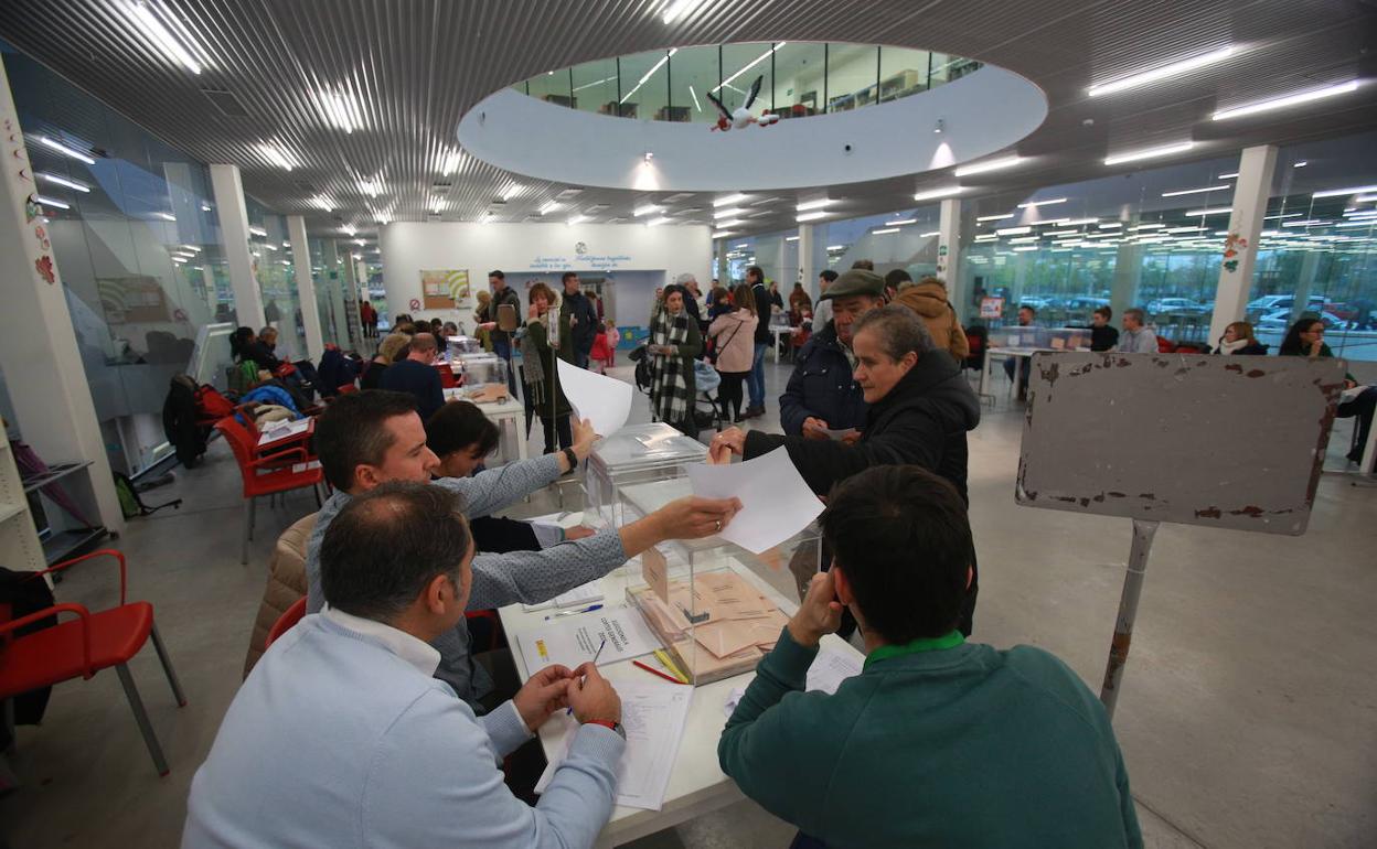 Ciudadanos depositan su voto en las oficinas de San Martín. 