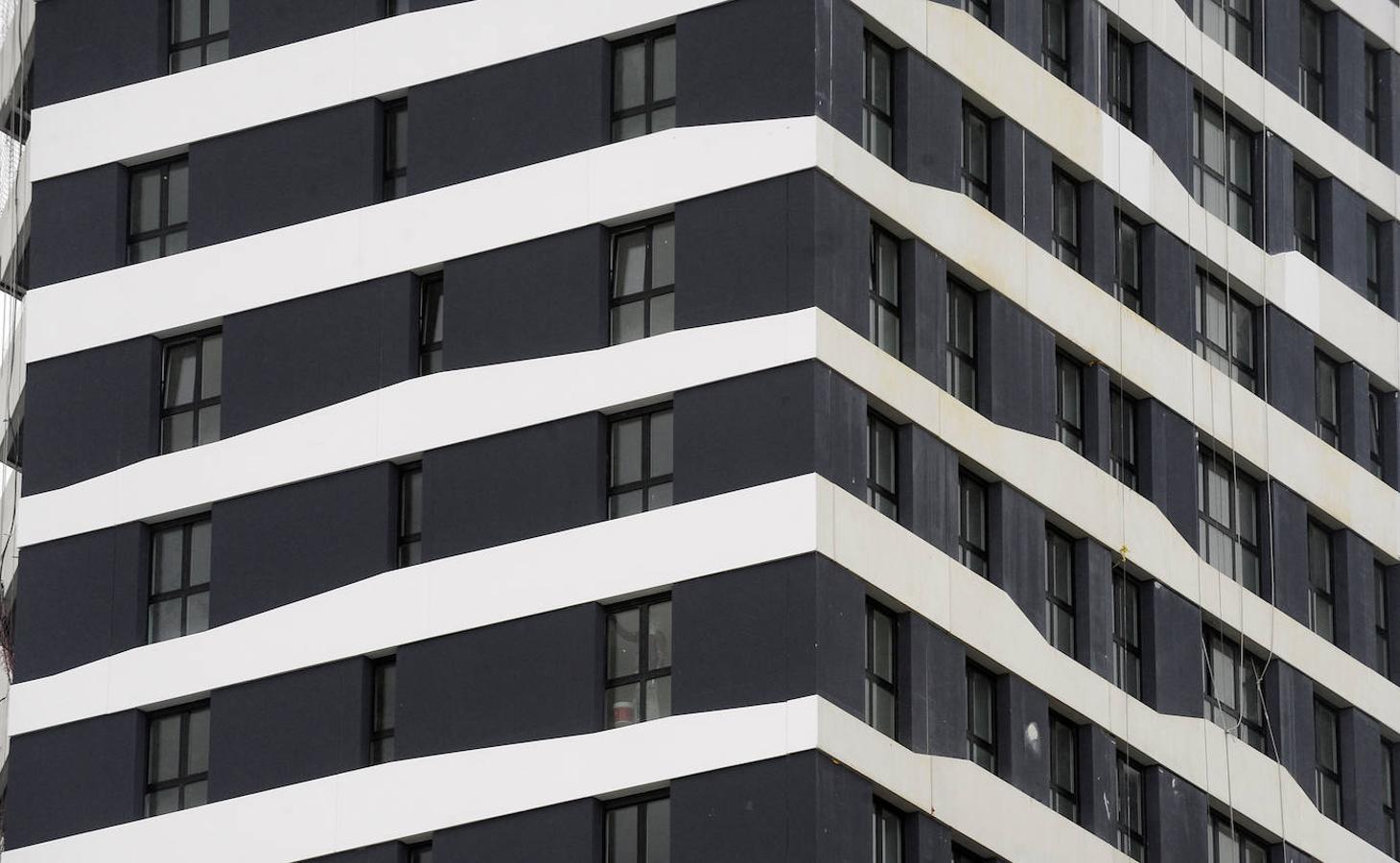 La fachada de la Torre de Garellano posee un revestimiento exterior discontinuo