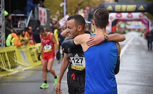 Chakib Lachgar, felicitado al final de la prueba.