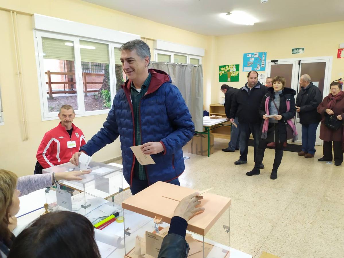 Oskar Matute (EH Bildu) deposita su papeleta en Barakaldo.