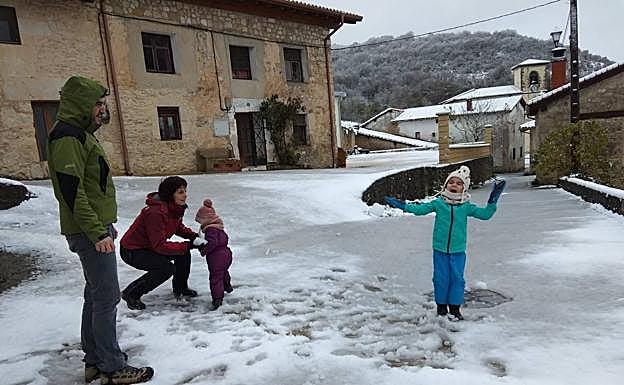 Galería. Los niños juegan con la nieve en Azazeta.