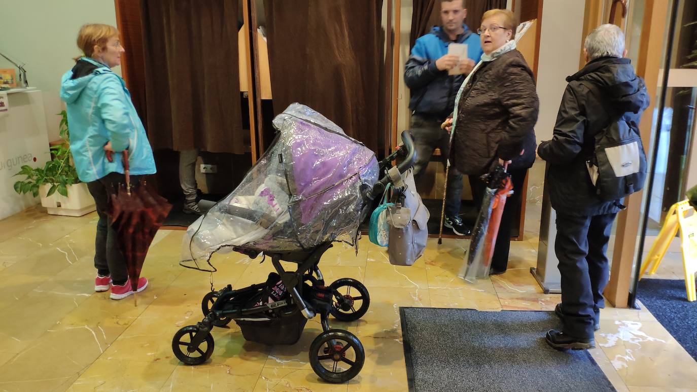 Ciudadanos hacen cola para votar.