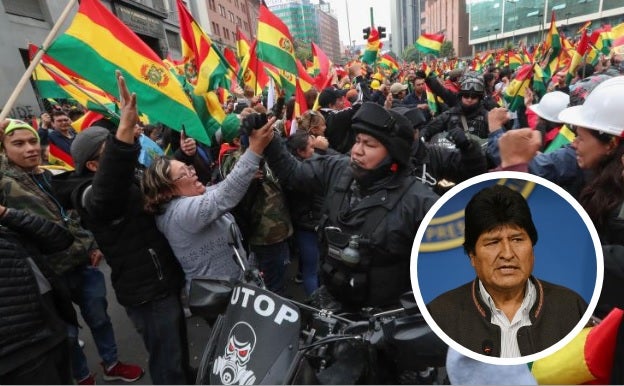 Cientos de personas celebran en la capital de Bolivia la dimisión de Evo Morales.