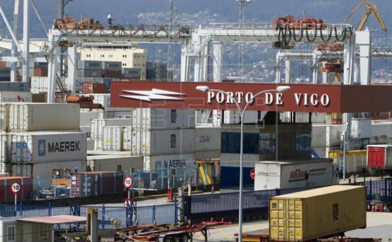 Camiones de mercancías en el puerto de Vigo.