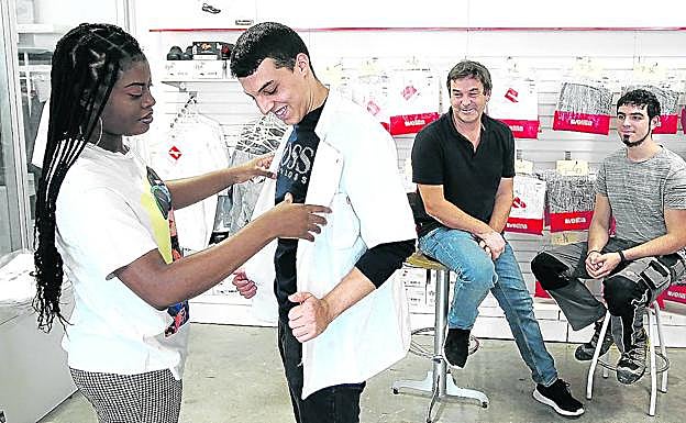 Obiang prueba la chaqueta de cocina a Ouabit ante Ignacio Fariña y Salva Ares. 