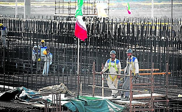 Trabajadores en la obra de ampliación de la planta nuclear de Busher.