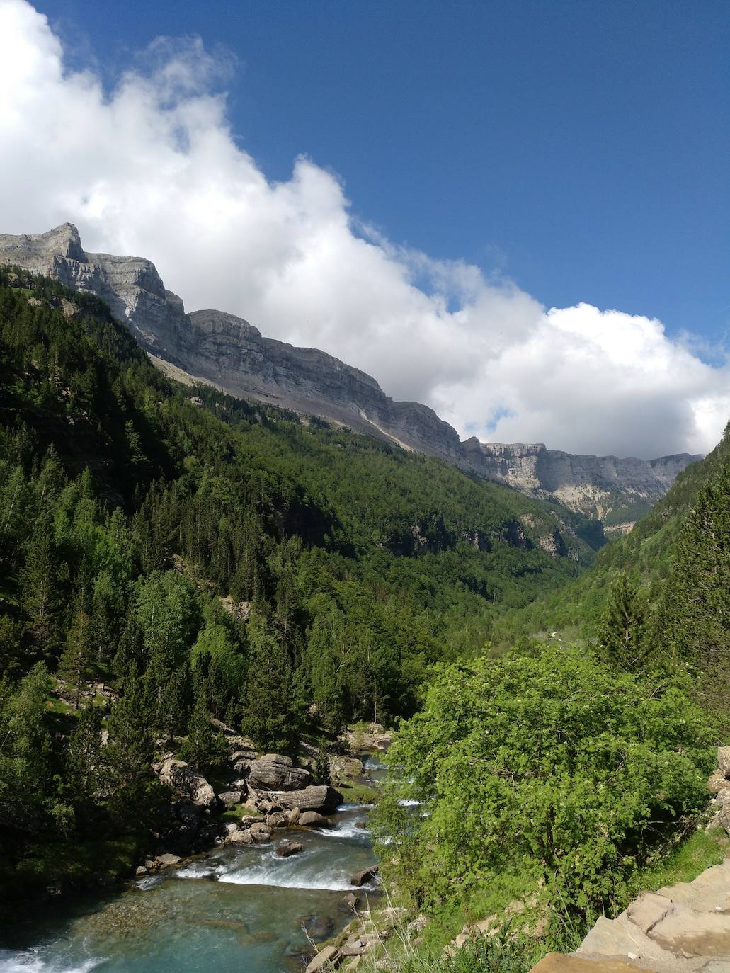 El camino discurre junto al río Arazas.