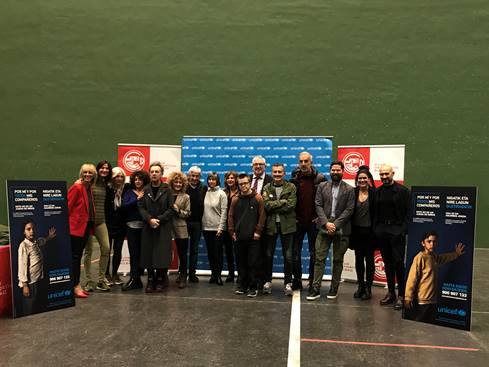 UNICEFeko eta Bilboko Akordeoi Orkestra Sinfonikoaren ordezkariak ekitaldiaren aurkezpenean. 