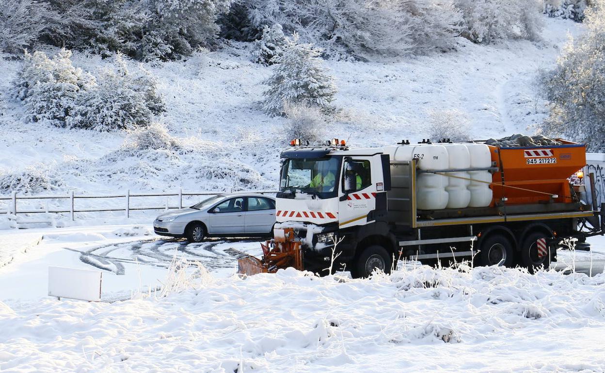 Una máquina retira la nieve de la carretera este jueves en el puerto alavés de Herrera.