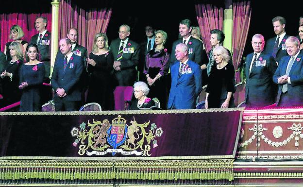 Los duques de Cambridge, a la derecha de la reina Isabel en el Royal Albert Hall; a su izquierda y en segunda fila, los de Sussex. 