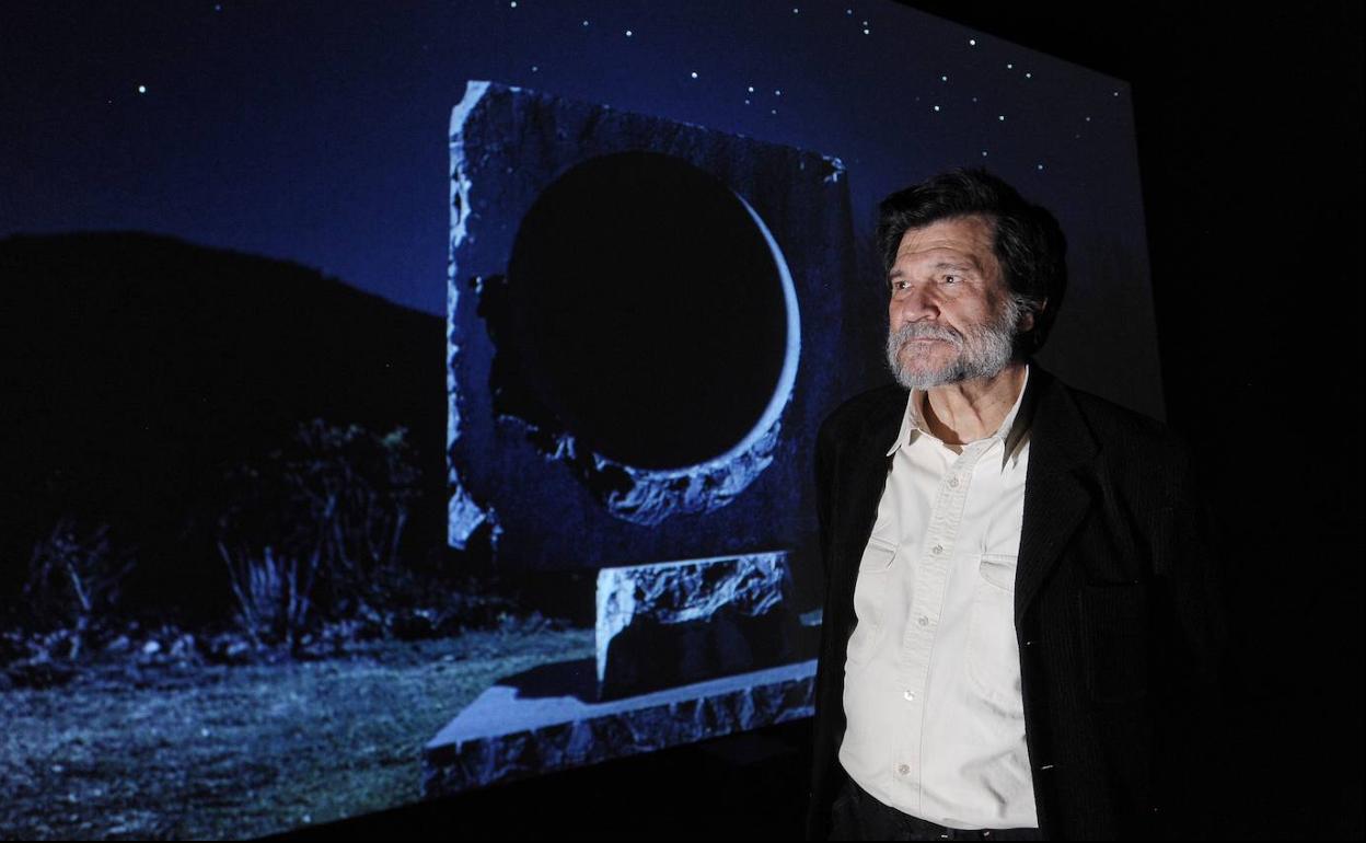 Víctor Erice posa junto a su videoinstalación 'Piedra y cielo', abierta hasta el 1 de enero en el Museo de Bellas Artes de Bilbao.