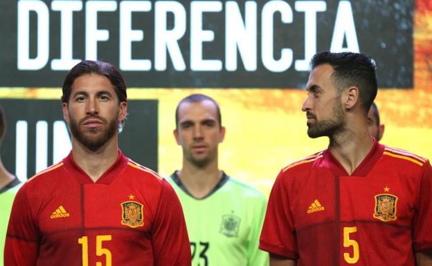 Sergio Ramos y Sergio Busquets, durante la presentación de la nueva camiseta de España.