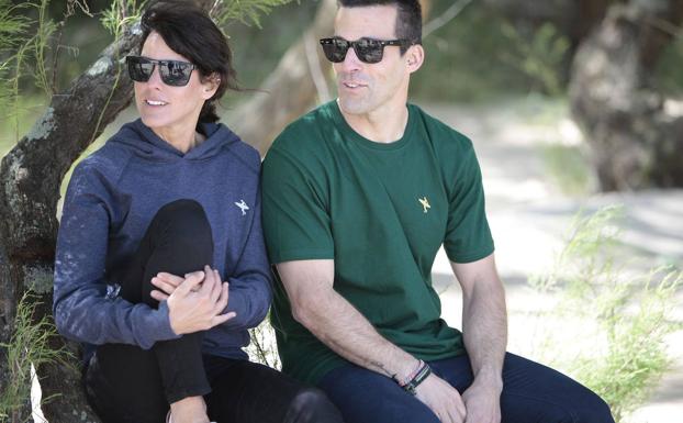 Dos modelos con sudadera y camiseta de la firma sostenible.