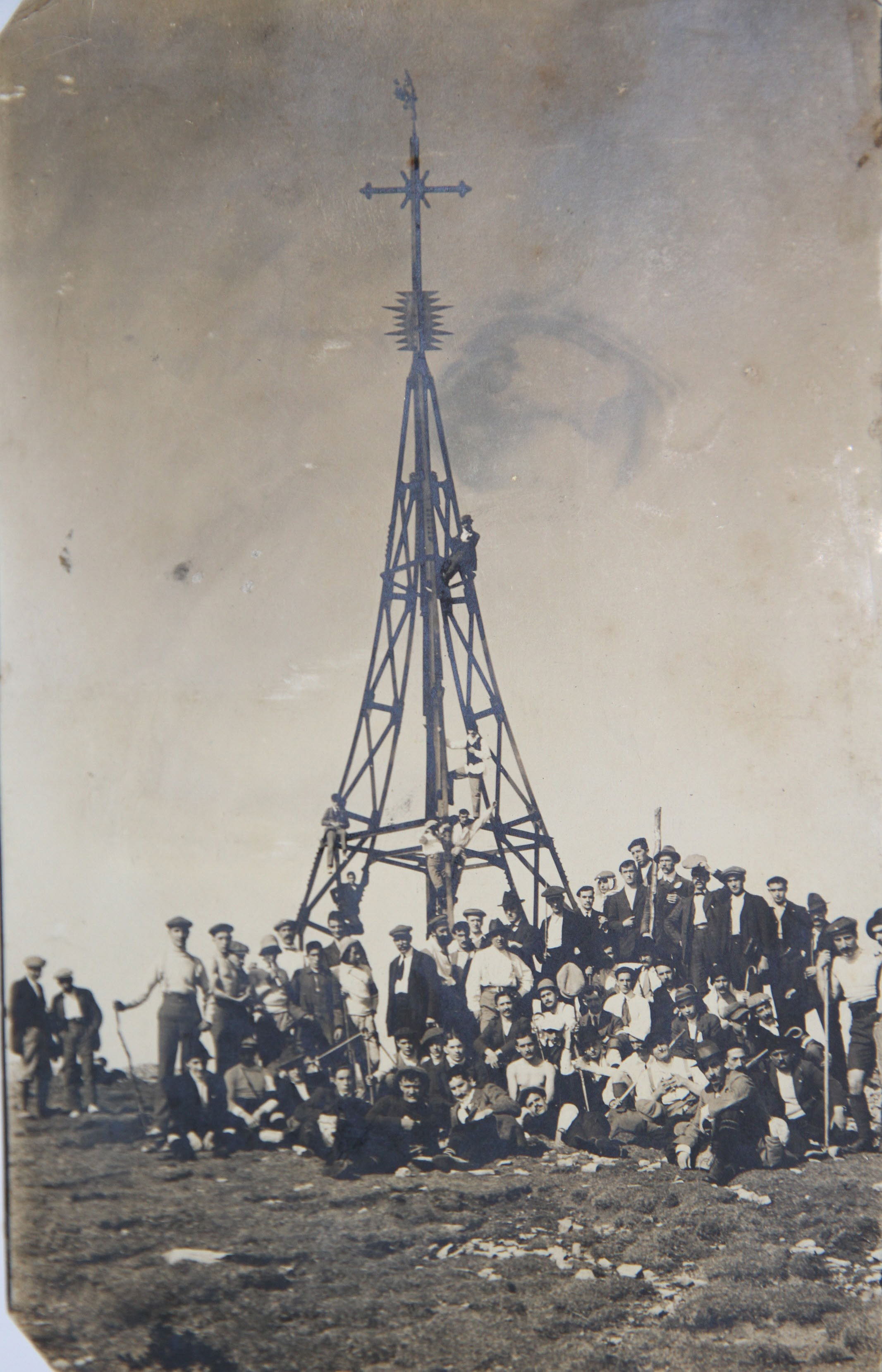 Imagen de la primera ascension a la Cruz del Gorbeia , organizada por El Club Deportivo de Bilbao