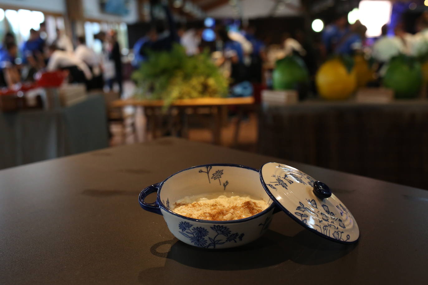 Menú 1 | Postre: arroz con leche. Ingredientes: arroz escaldado en agua, leche, azúcar, piel de limón, canela en rama y vainilla.