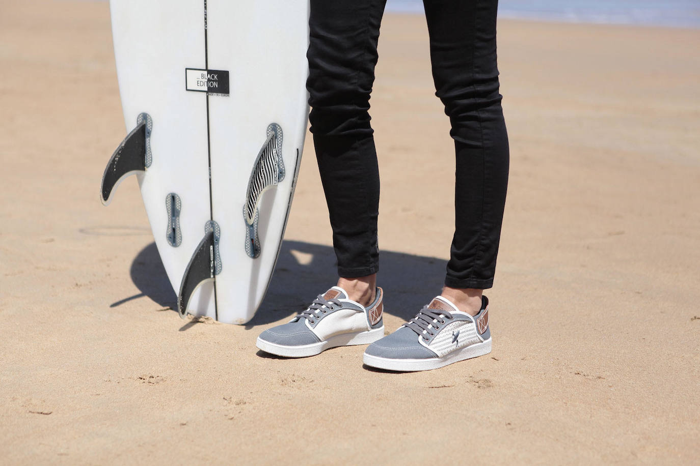 Un modelo de las zapatillas Basq en la playa