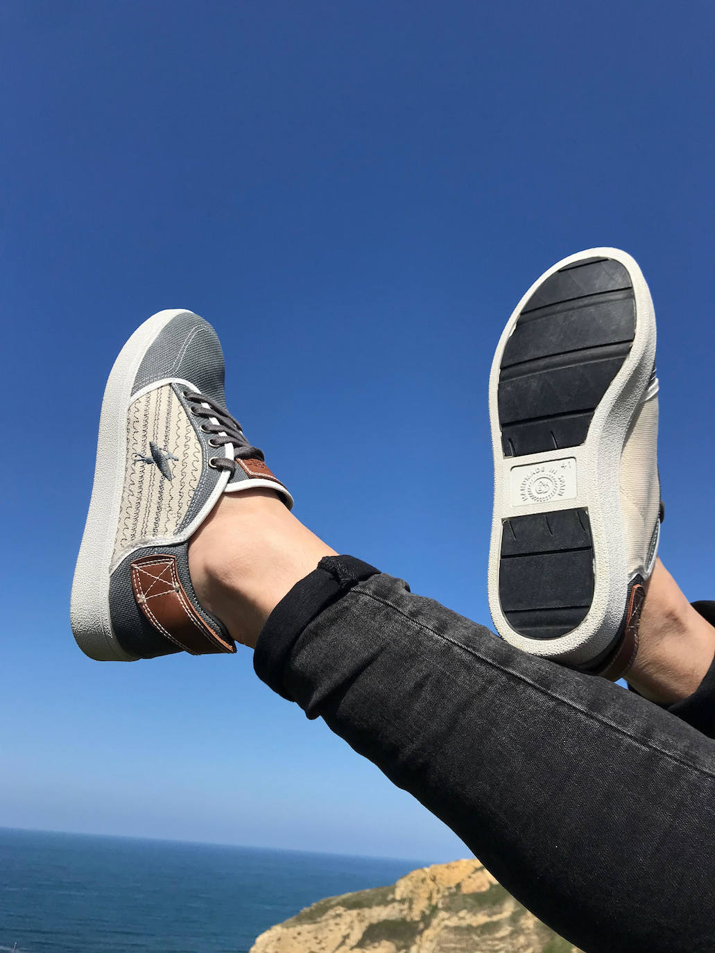 Un modelo de las zapatillas Basq en la playa