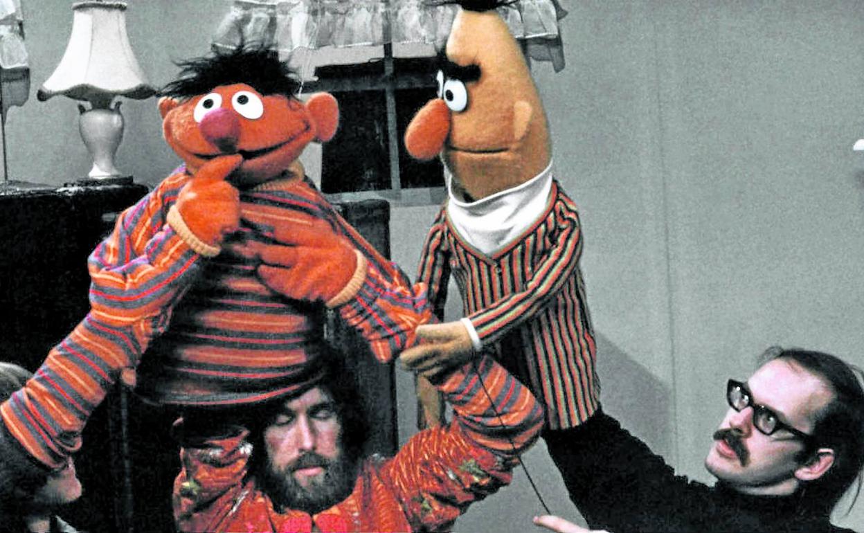 Personajes míticos. Jim Henson y Frank Oz, a la derecha, manejan las marionetas de Epi y Blas para uno de los primeros programas de 'Barrio Sésamo' en un estudio de Nueva York. Corría el año 1970. 