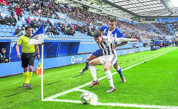 Joselu pelea un balón en el córner en el partido contra el Valladolid, ante 16.148 espectadores. 