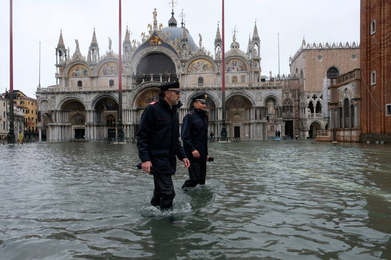 La ciudad italiana registraba en la noche del martes al miércoles una histórica «acqua alta», con un pico que podría alcanzar o superar los 1,90 metros 