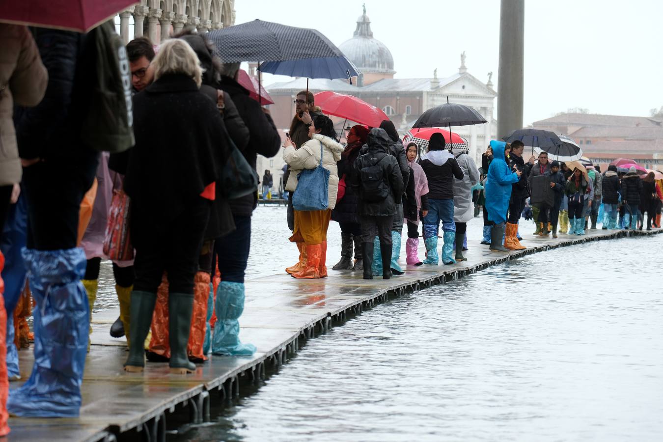 La ciudad italiana registraba en la noche del martes al miércoles una histórica «acqua alta», con un pico que podría alcanzar o superar los 1,90 metros 