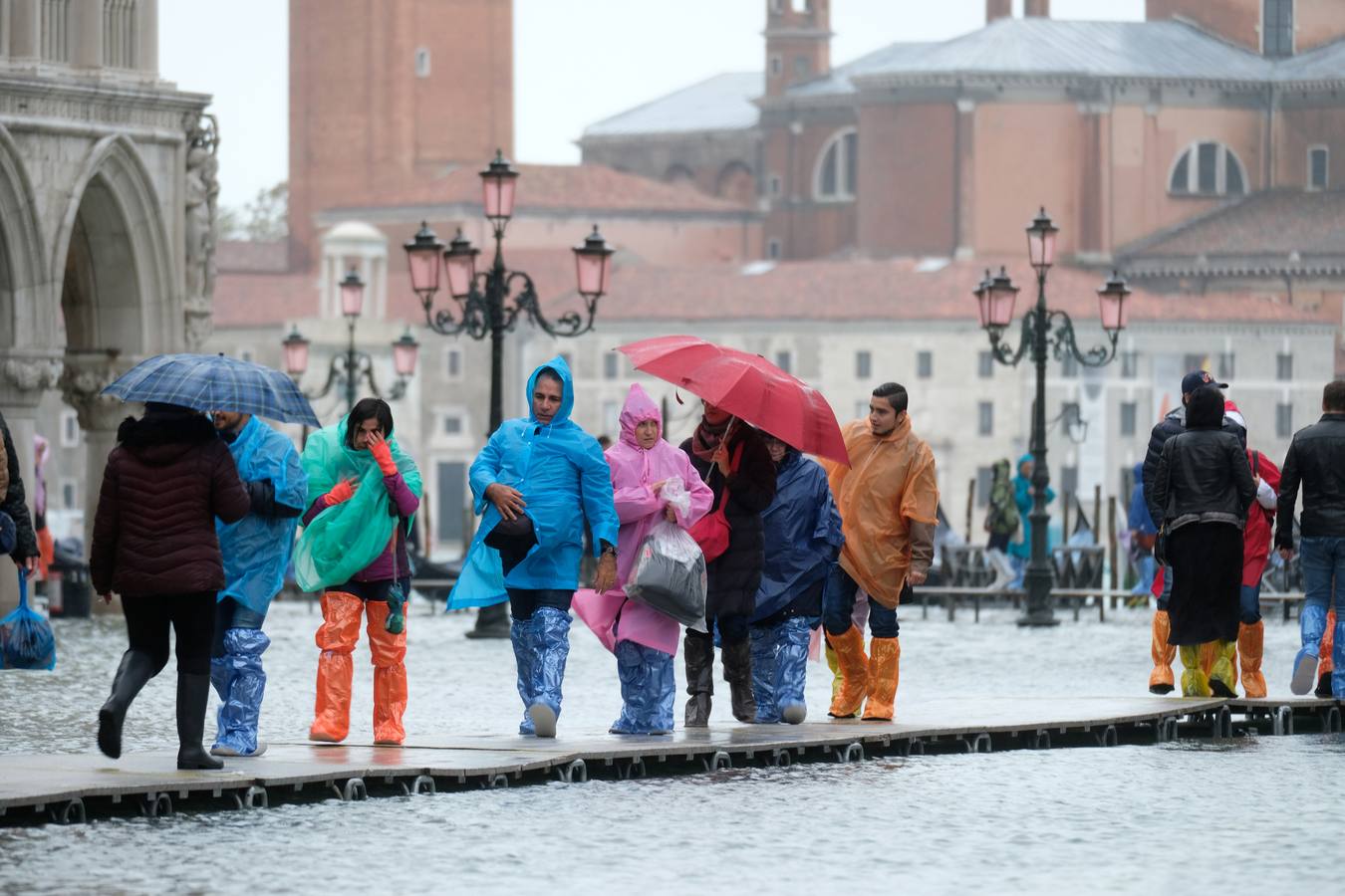 La ciudad italiana registraba en la noche del martes al miércoles una histórica «acqua alta», con un pico que podría alcanzar o superar los 1,90 metros 