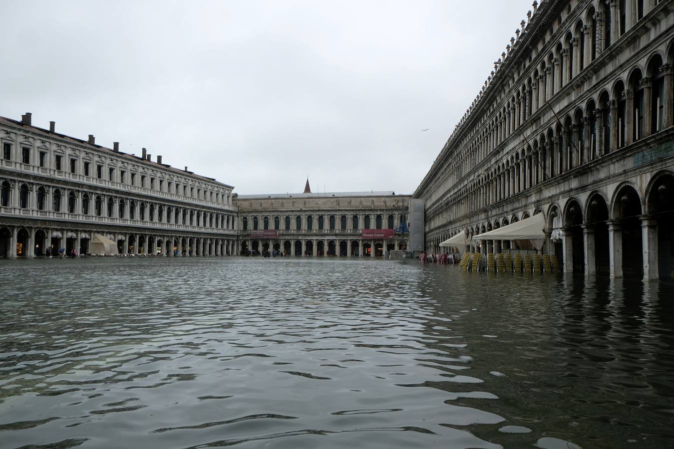 La ciudad italiana registraba en la noche del martes al miércoles una histórica «acqua alta», con un pico que podría alcanzar o superar los 1,90 metros 