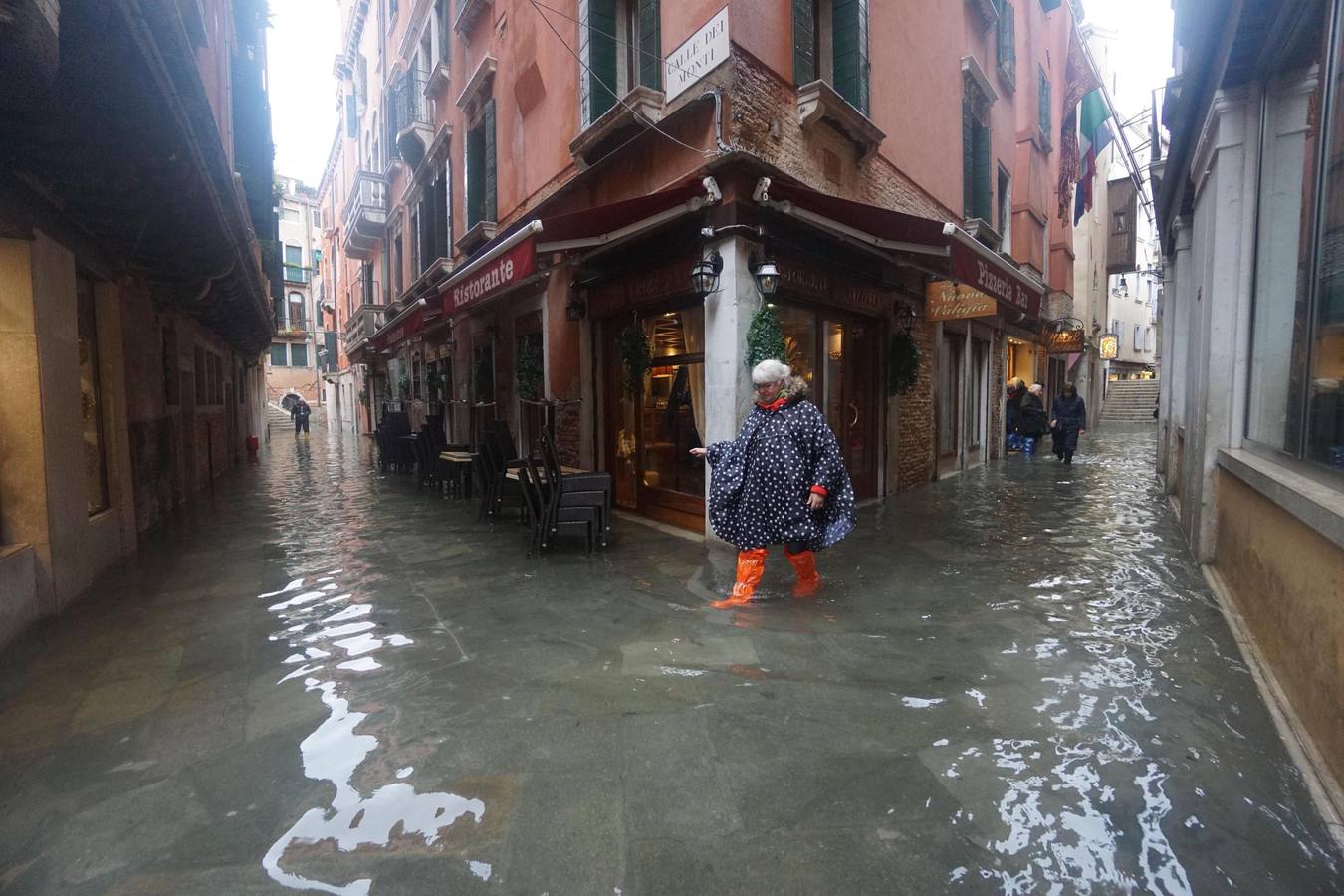 La ciudad italiana registraba en la noche del martes al miércoles una histórica «acqua alta», con un pico que podría alcanzar o superar los 1,90 metros 