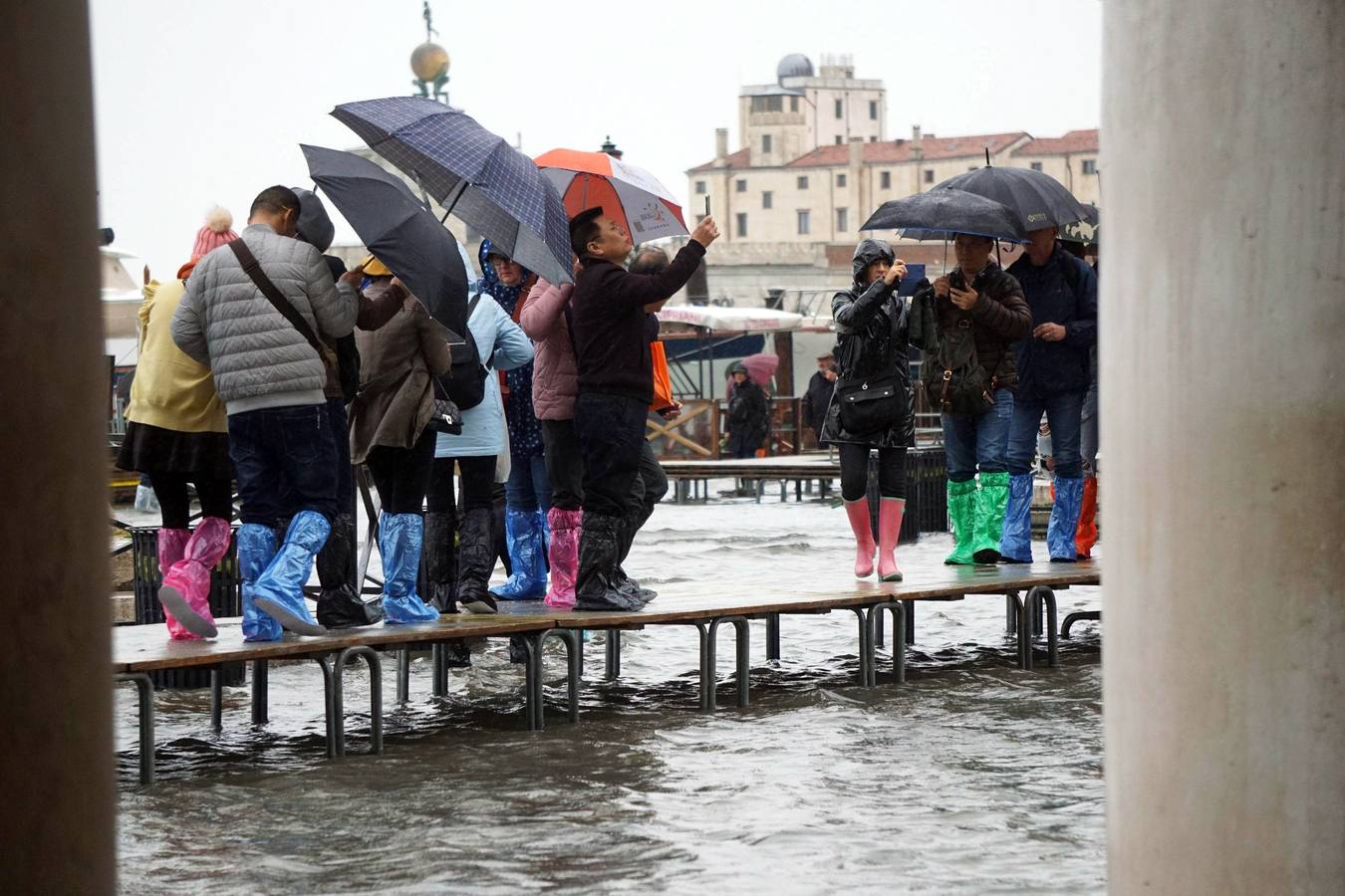 La ciudad italiana registraba en la noche del martes al miércoles una histórica «acqua alta», con un pico que podría alcanzar o superar los 1,90 metros 