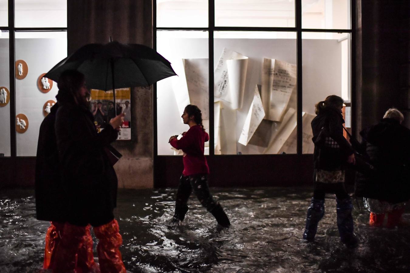 La ciudad italiana registraba en la noche del martes al miércoles una histórica «acqua alta», con un pico que podría alcanzar o superar los 1,90 metros 