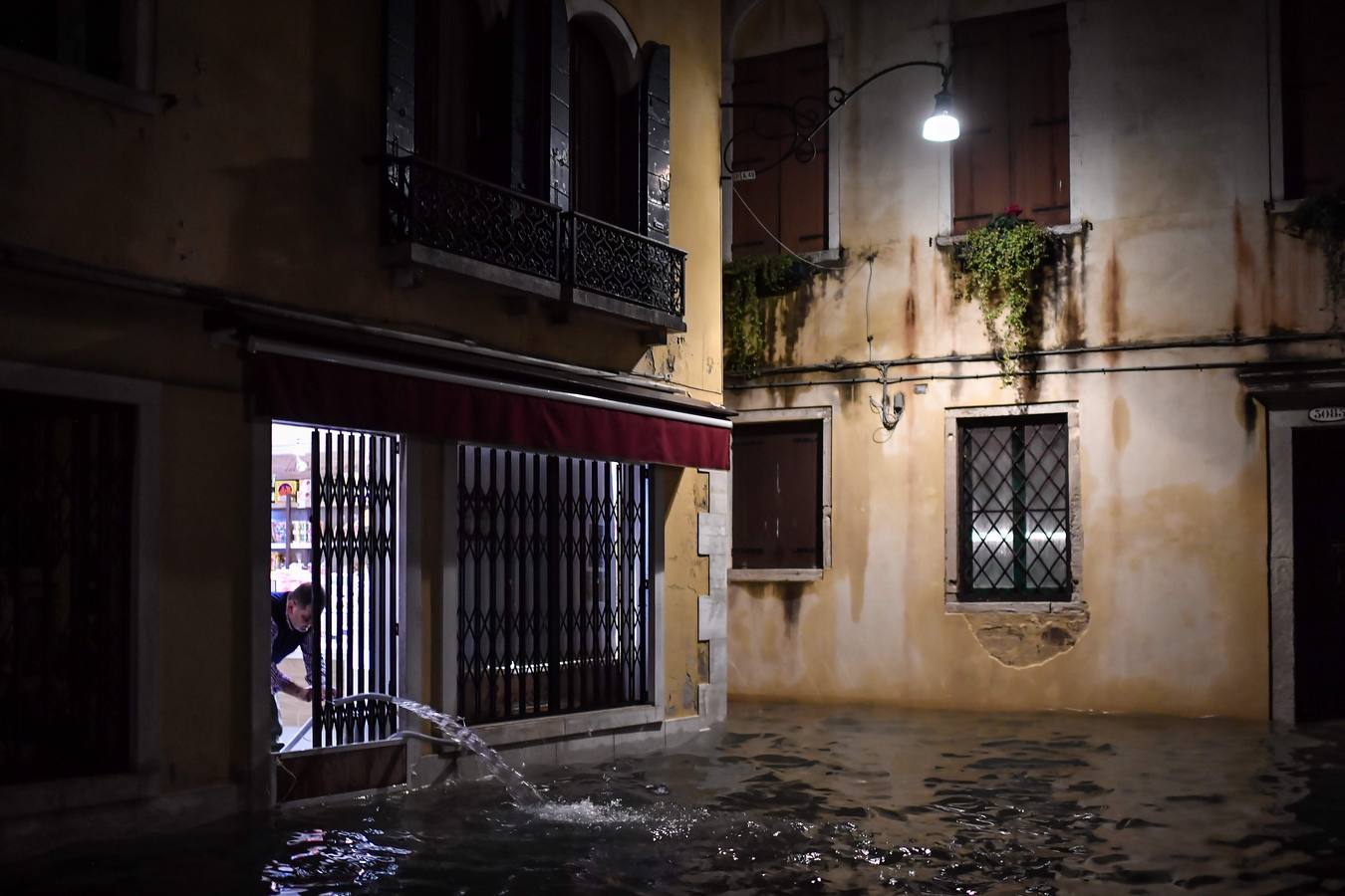 La ciudad italiana registraba en la noche del martes al miércoles una histórica «acqua alta», con un pico que podría alcanzar o superar los 1,90 metros 