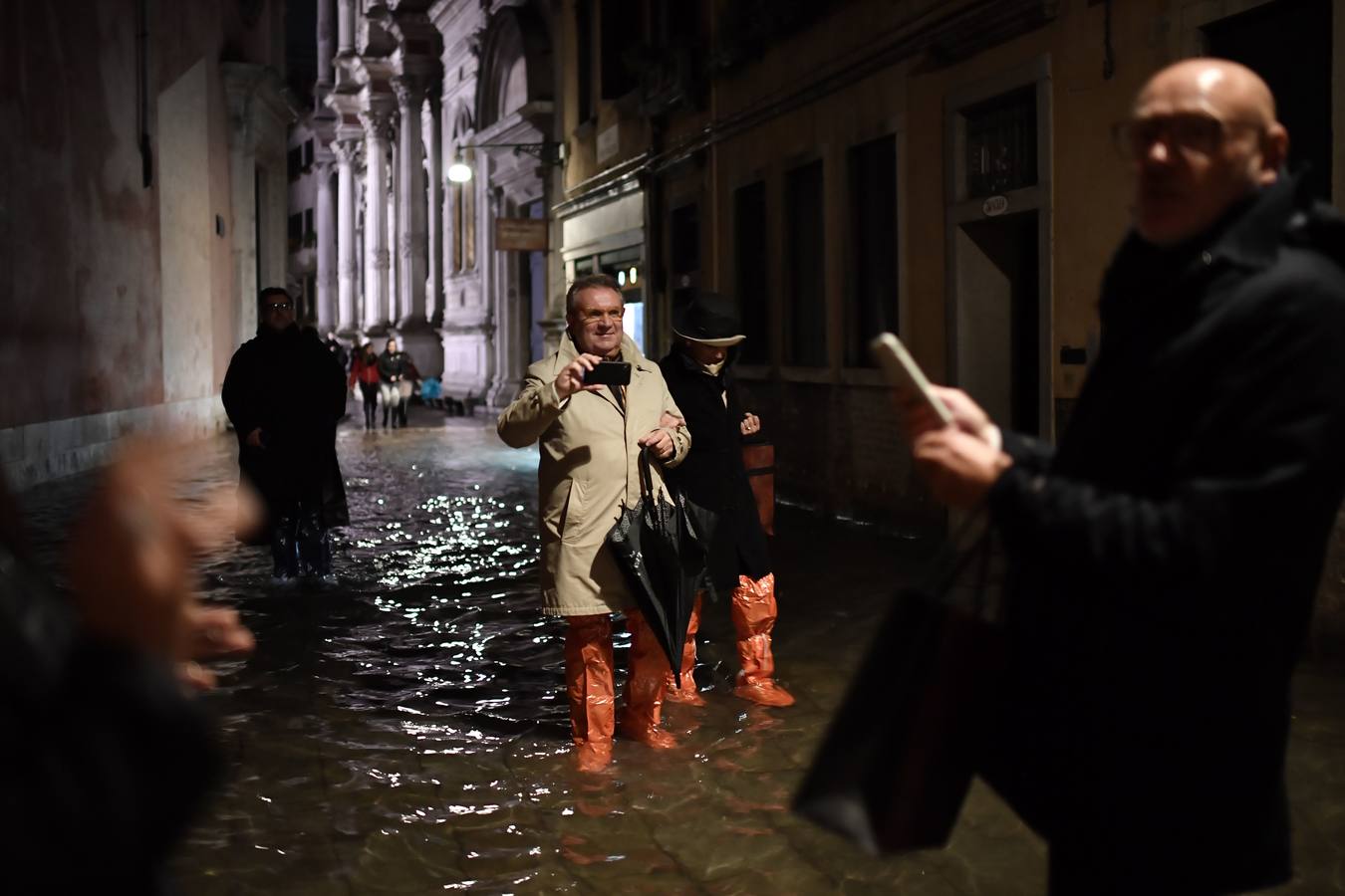 La ciudad italiana registraba en la noche del martes al miércoles una histórica «acqua alta», con un pico que podría alcanzar o superar los 1,90 metros 