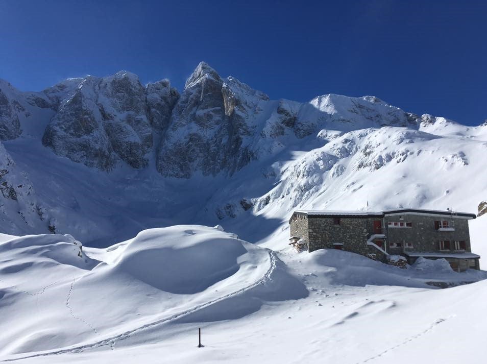 Refugio Oulettes de Gaube (Cauterets, Francia). Situado a los pies de la cara norte del Vignemale, llegar a él desde Pont d'Espagne es una ruta espectacular que permite recorrer el espectacular lago de Gaube. Dispone de 85 plazas y su precio por noche parte de los 12 euros