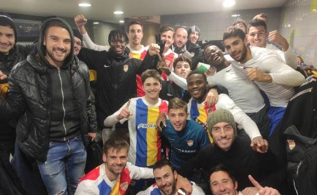 Los jugadores del Andorra celebran el pase de ronda.