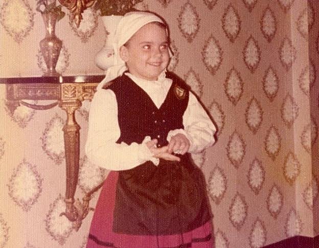 La autora, en su niñez, con traje vasco.