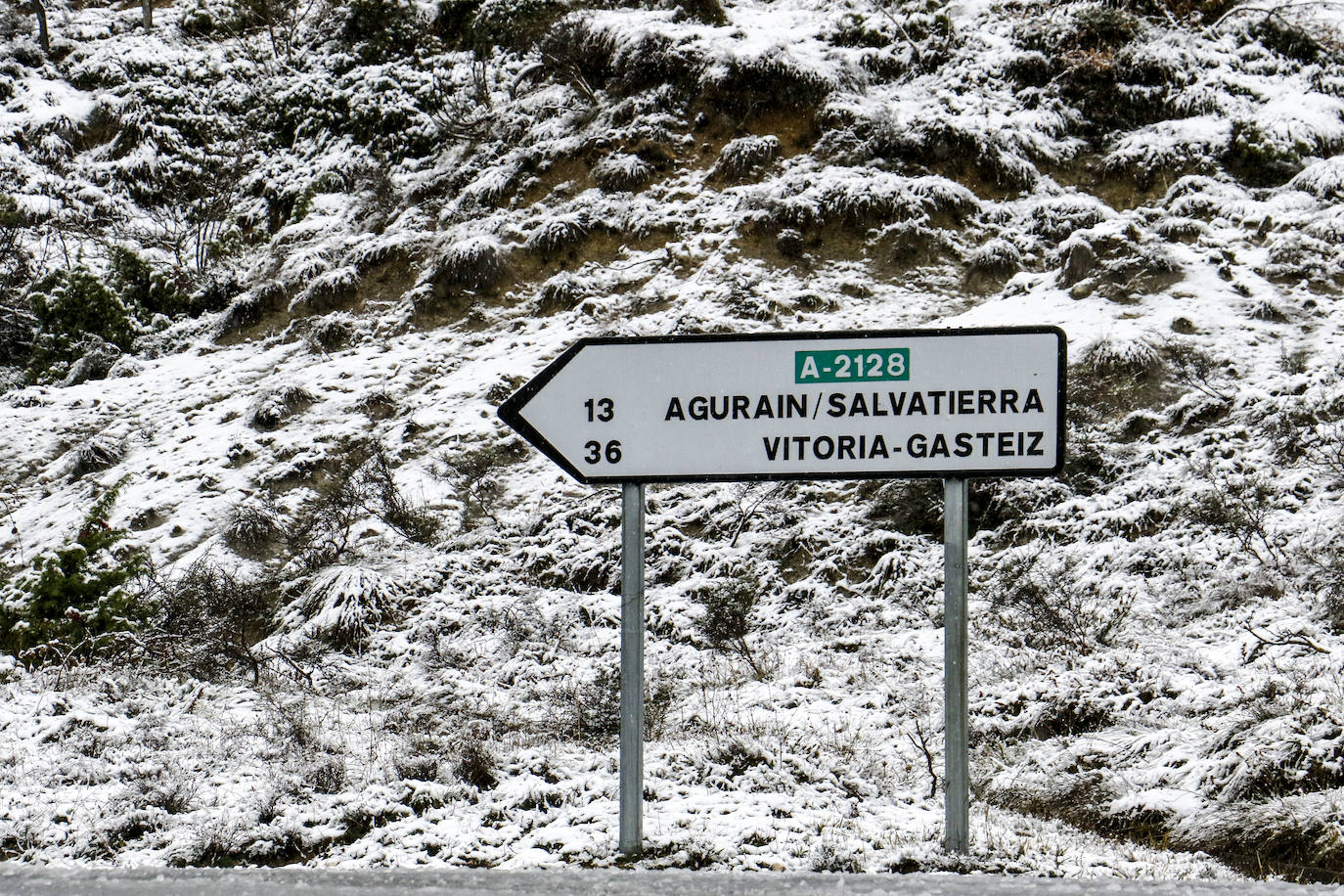 Fotos: La nieve y la lluvia dificultan la conducción por los puertos de Álava