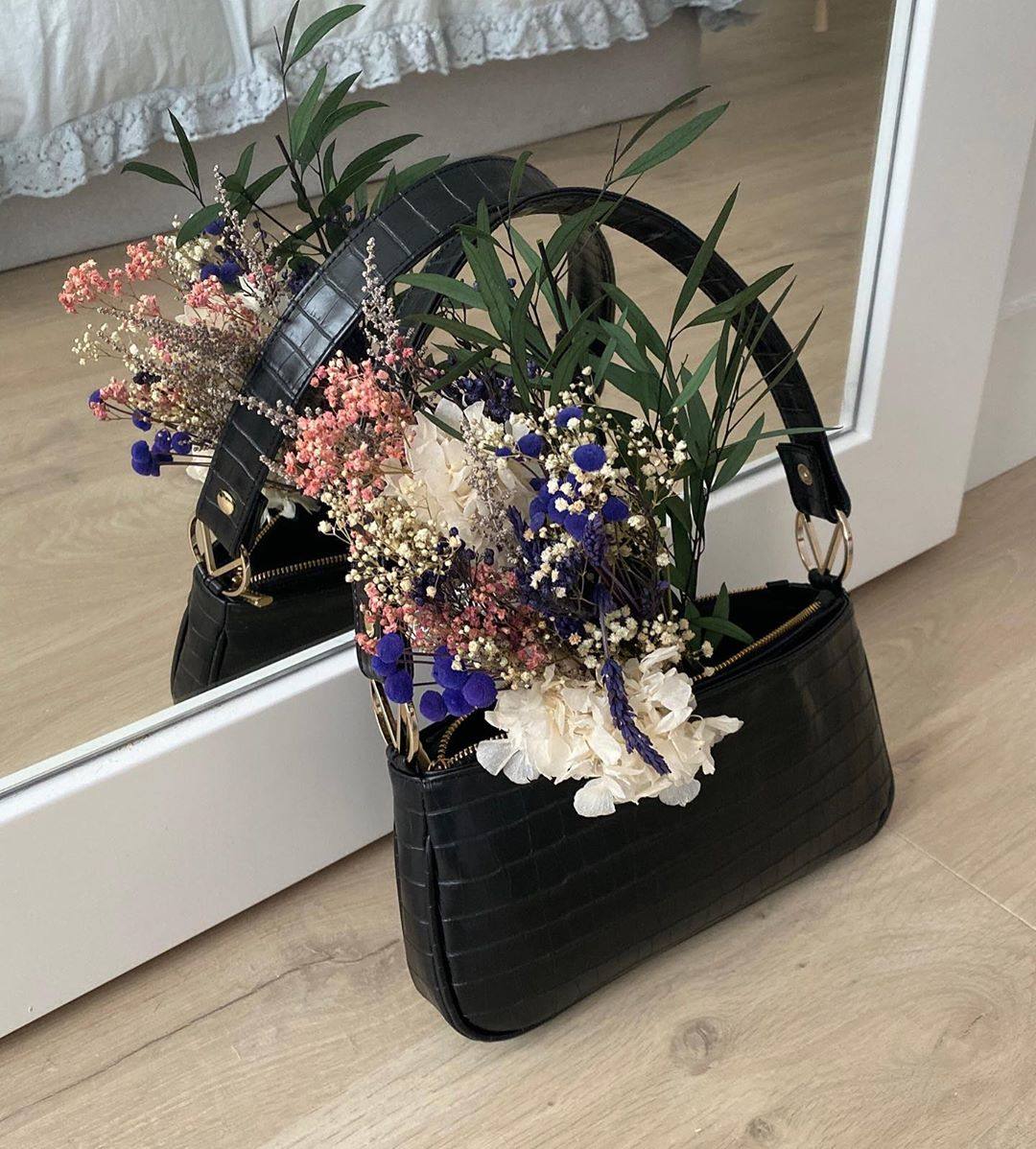 Estos son algunos de los modelos diseñados por la joven 'nfluencer', elaborados en cuero vegano y fabricados en un taller de Elche.