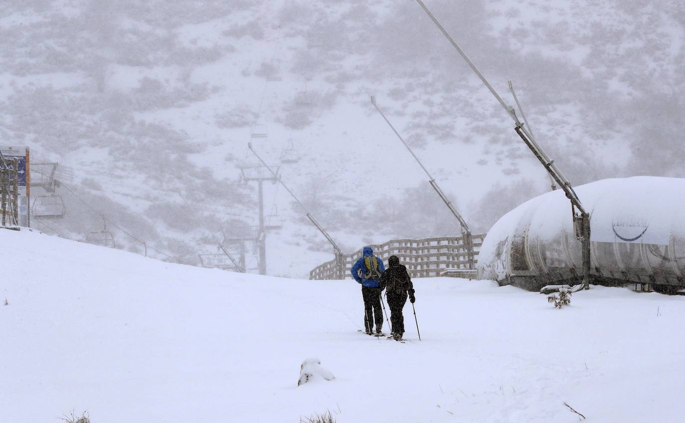 Una pareja esquiando en los picos de europa en Asturias.